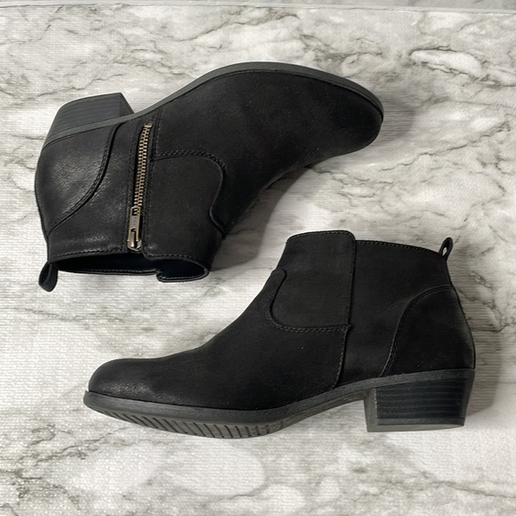 Austin trading Co., black booties. - Picture 9 of 13